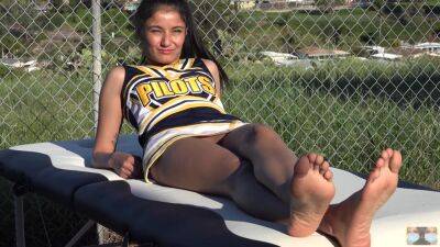 Public Voyeur Sunbathing Cheerleader Feet No Panties - hclips