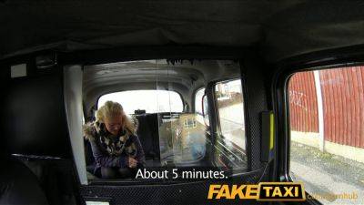 British blonde gives taxi driver a hard cock and a cumshot in the backseat - sexu.com - Britain