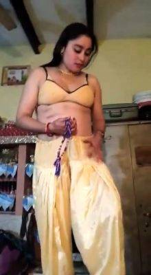 Desi Aunty - Desi Aunty strip infront of husband - drtuber - India