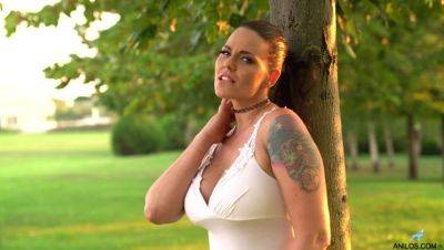 Simony Diamond - Pussy In The Park - porntry.com